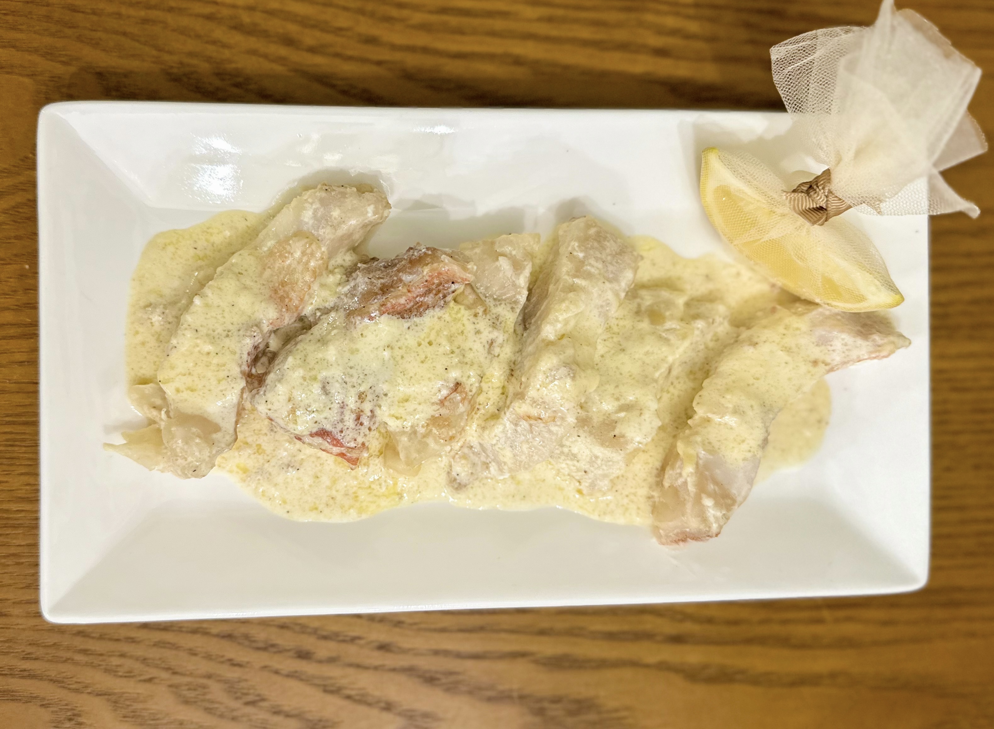 Морський окунь з кальмарами у вершковому соусі